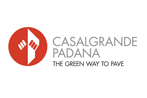 Das Logo von Casalgrande Padana besteht aus einem roten Kreis mit einem stilisierten, weißen grafischen Element, das abstrakte Formen und Linien zeigt. Rechts daneben steht der Markenname „CASALGRANDE PADANA“ in einer modernen, grauen Großbuchstabenschrift. Unterhalb des Namens befindet sich der Slogan „THE GREEN WAY TO PAVE“ in einer schlichten, schwarzen Schrift, der den Fokus auf nachhaltige Lösungen im Bereich Bodenbeläge betont. Das Logo verbindet klare Formen mit einer Aussage zur Umweltfreundlichkeit und Innovation.