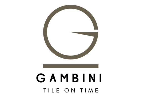 Das Logo von Gambini zeigt ein stilisiertes „G“ in einem modernen, minimalistischen Design. Das „G“ ist durch eine feine, offene Kreisform mit einer horizontalen Linie dargestellt, die Dynamik und Präzision symbolisiert. Darunter steht der Firmenname „GAMBINI“ in fetter, schwarzer Schrift, gefolgt von dem Slogan „TILE ON TIME“ in einer schlichten Großbuchstabenschrift. Das Logo vermittelt Zuverlässigkeit, Qualität und Modernität und passt perfekt für ein Unternehmen, das sich auf innovative und pünktliche Fliesenlösungen spezialisiert hat.