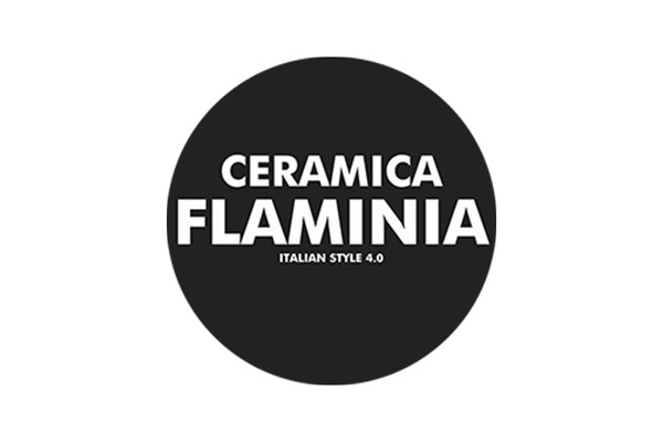 Das Logo von Ceramica Flaminia besteht aus einem schwarzen Kreis mit weißem Schriftzug. Der Text „CERAMICA FLAMINIA“ ist in einer modernen, fetten Schrift zentriert platziert, wobei „FLAMINIA“ besonders hervorgehoben wird. Unterhalb befindet sich der Slogan „ITALIAN STYLE 4.0“ in einer schmaleren Schrift, der die moderne und innovative Ausrichtung der Marke betont. Das minimalistische Design und die kontrastreiche Farbgebung vermitteln Eleganz und Stil, passend für hochwertige italienische Keramikprodukte.