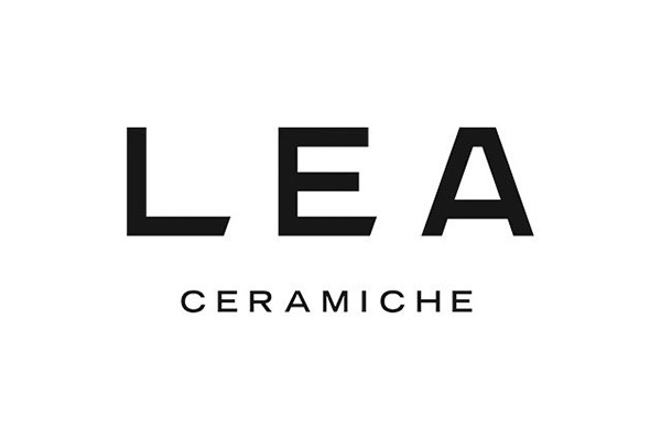 Das Logo von Lea Ceramiche besteht aus dem minimalistischen schwarzen Schriftzug „LEA“ in einer modernen, klaren Großbuchstabenschrift. Darunter steht „CERAMICHE“ in einer schlichten, serifenlosen Schrift, die die Marke präzise und zeitlos präsentiert. Die reduzierte Gestaltung des Logos vermittelt Eleganz, Modernität und hohe Qualität, passend für ein Unternehmen, das sich auf hochwertige Keramikprodukte spezialisiert hat.