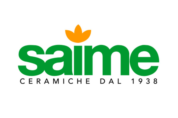 Das Logo von Saime Ceramiche, bestehend aus dem grünen Schriftzug „saime“ in moderner, abgerundeter Schriftart. Über dem Buchstaben „i“ befindet sich ein orangefarbenes, stilisiertes Blütenelement, das für Kreativität und Natürlichkeit steht. Unterhalb des Schriftzugs ist der Slogan „CERAMICHE DAL 1938“ in schwarzer, serifenloser Schrift zu sehen, der auf die lange Tradition des Unternehmens hinweist. Das Logo kombiniert frische Farben und klare Formen und vermittelt Qualität und Beständigkeit in der Herstellung von Keramikprodukten.