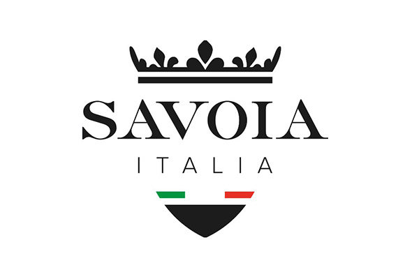 Das Logo von Savoia Italia, bestehend aus einem stilisierten schwarzen Schriftzug „SAVOIA“ in Großbuchstaben, unterhalb davon das Wort „ITALIA“ in einer schlichten serifenlosen Schrift. Über dem Schriftzug befindet sich eine dekorative schwarze Krone als Symbol für Eleganz und Exzellenz. Darunter ist ein Wappen in den Farben der italienischen Nationalflagge – grün, weiß und rot – eingefügt, ergänzt durch eine schwarze Basis. Das Logo strahlt italienische Qualität und Stil aus und steht für exklusive Produkte oder Dienstleistungen.