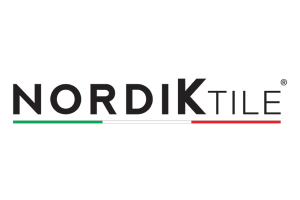 Das Logo von Nordik Tile zeigt den schwarzen Schriftzug „NORDIK TILE“ in einer modernen, serifenlosen Schriftart. Der Schriftzug wird durch eine horizontale Linie unterstrichen, die in den Farben der italienischen Flagge – grün, weiß und rot – gestaltet ist, was die italienische Herkunft der Marke betont. Das minimalistische und klare Design vermittelt eine Mischung aus skandinavischem Stil und italienischer Qualität, ideal für Produkte im Bereich Fliesen und Innenarchitektur.