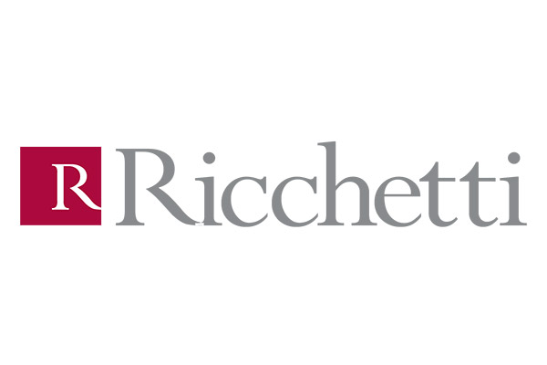 Das Logo von Ricchetti mit einer eleganten grauen Schrift in Serifenstil, die einen klassischen und hochwertigen Eindruck vermittelt. Links neben dem Schriftzug steht ein weinrotes Quadrat mit einem stilisierten weißen Buchstaben „R“ in der Mitte, das die Marke hervorhebt. Das Logo strahlt Eleganz, Professionalität und Tradition aus und passt perfekt zu einem Unternehmen, das auf exklusive Produkte oder Dienstleistungen setzt.