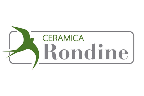 Das Logo von Ceramica Rondine mit einem stilisierten grünen Schwalbenmotiv, das links in den Schriftzug integriert ist und Dynamik sowie Naturverbundenheit symbolisiert. Der Schriftzug besteht aus „CERAMICA“ in einer modernen grünen Schrift und „Rondine“ in einer eleganten grauen Serifenschrift. Der gesamte Schriftzug ist von einem dezenten grauen Rahmen umgeben, der dem Design eine klare Struktur verleiht. Das Logo vermittelt eine Kombination aus Tradition, Qualität und einem Hauch von Natürlichkeit – passend für ein Unternehmen im Bereich Keramik.